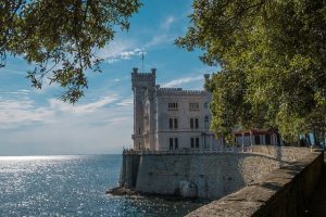 castle-4357440_640