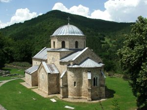 Manastir_Gradac_-_Pogled_sa_uzvisenja
