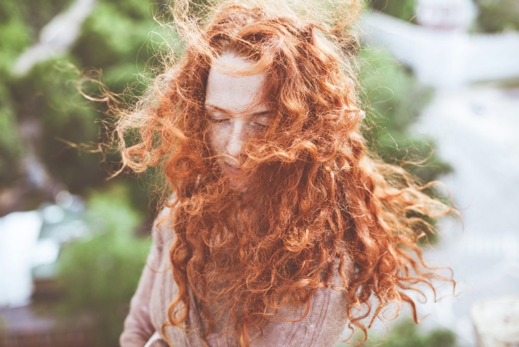 Kako nakovrčati kosu bet pegle ili figara - kovrčanje kose bez grejanja
