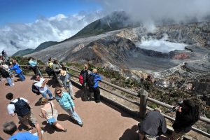 Fotografia: Alexander OTAROLA07/04/09. Volcan Poas y Poasito. Turismo y comercio en las zonas cercanas al epicentro del terremto de Cinchona del 8 de enero.